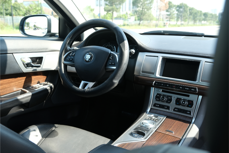 Jaguar XF (7)
